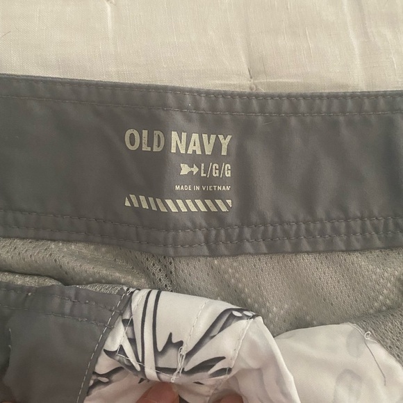 Old Navy Men's Gray Patterned Board Shorts - Picture 3 of 4